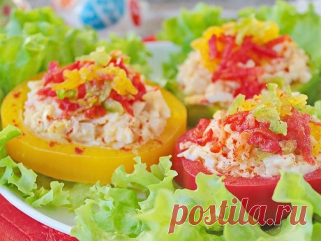 Салат Светофор Салат Светофор. Нежный вкусный и яркий салат оформленный порционно в сладких перцах разных цветов с кальмарами яйцом и рисом.