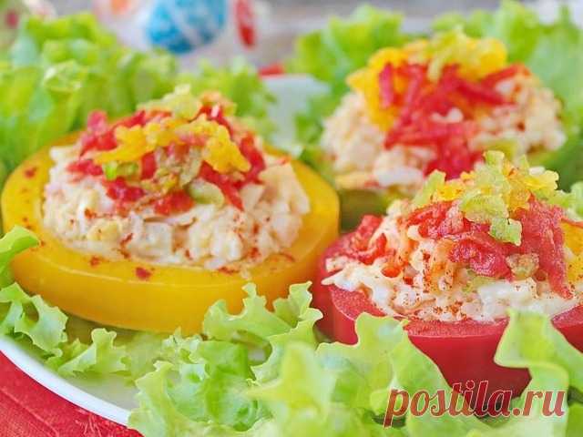 Салат Светофор Салат Светофор. Нежный вкусный и яркий салат оформленный порционно в сладких перцах разных цветов с кальмарами яйцом и рисом.