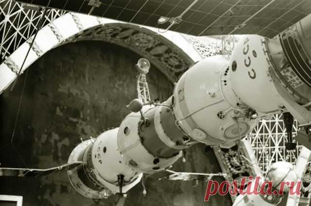 22 января 1969 г. экипажи «Союза-4» и «Союза-5», другие советские космонавты, высшие лица государства проследовали по столице, приветствуя восторженных москвичей. Советское ТВ вело прямой репортаж этих событий, который прервался на въезде космонавтов в Кремль... традицию встречи космонавтов решил использовать мл. лейтенант Сов.  Армии Виктор Ильин, намеревавшийся убить Л. Брежневa / Битва за Луну. Герои шли на риск в космосе, но их едва не убили в Кремле | История | Общество | Аргументы и Факты