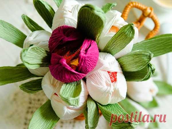 👌 Цветы из конфет 7 мастер-классов, увлечения и хобби У моей любимой подруги скоро день рождения. Подумать только, мы знакомы с ней с первого класса! Никогда не разлучались дольше, чем на месяц. Даже в летний лагерь всегда ездили вдво...