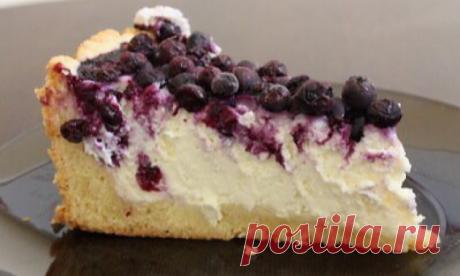 Бесподобный творожный пирог с ягодами Представляем вашему вниманию рецепт очень вкусной выпечки, которая понравится абсолютно всем. Всеми любимое песочное тесто, нежная творожная начинка и сладкие ароматные ягоды: все просто, но всегда очень удачно....