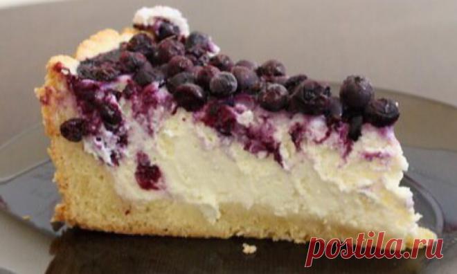 Бесподобный творожный пирог с ягодами Представляем вашему вниманию рецепт очень вкусной выпечки, которая понравится абсолютно всем.  Всеми любимое песочное тесто, нежная творожная начинка и сладкие ароматные ягоды: все просто, но всегда очень удачно....