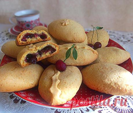 Пирожки с вишней из песочного теста