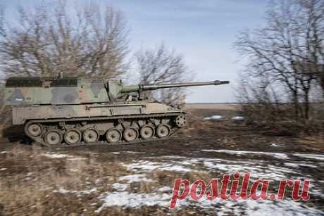 Российские военные уничтожили САУ Panzerhaubitze 2000 производства ФРГ. Российские военные уничтожили самоходную артиллерийскую установку Panzerhaubitze 2000 производства ФРГ в зоне проведения специальной военной операции (СВО). Речь идет о боестолкновениях на донецком направлении. Три атаки ВСУ были отражены в районах населенных пунктов Веселое, Новгородское и Невельское ДНР.