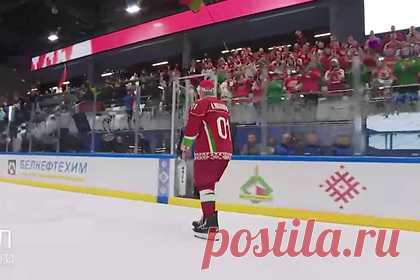 Скольжение Лукашенко по льду на фоне ликующих трибун попало на видео. Скольжение президента Белоруссии Александра Лукашенко на коньках на фоне трибун попало на видео. На кадрах видно, как белорусский лидер едет мимо ликующих болельщиков на катке и машет им рукой. В Минске стартовали 15-е республиканские соревнования по хоккею с шайбой среди любительских команд.