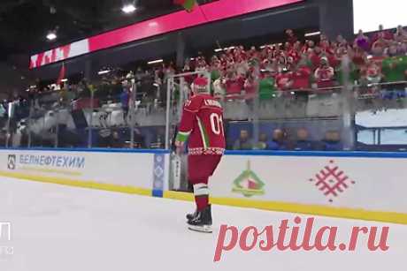 Скольжение Лукашенко по льду на фоне ликующих трибун попало на видео. Скольжение президента Белоруссии Александра Лукашенко на коньках на фоне трибун попало на видео. На кадрах видно, как белорусский лидер едет мимо ликующих болельщиков на катке и машет им рукой. В Минске стартовали 15-е республиканские соревнования по хоккею с шайбой среди любительских команд.