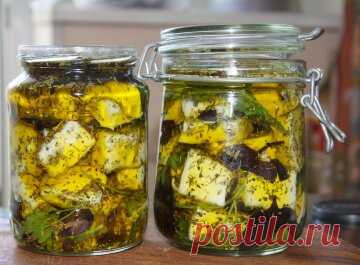 Самая вкусная закуска к вину и коньяку – ароматный маринованный сыр, который легко приготовить в домашних условиях