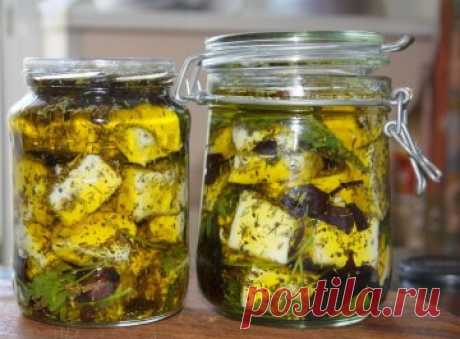 Самая вкусная закуска к вину и коньяку – ароматный маринованный сыр, который легко приготовить в домашних условиях
