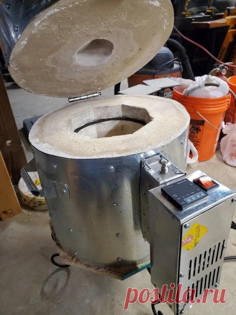 Как сделать плавильную электрическую печь Есть разные типы плавильных печей, газовые, индукционные, электрические и т.д. Задумав сделать себе плавильную печь мастер сначала изучил опыт по ее изготовлению на различных интернет ресурсах. В итоге он остановил свой выбор на электрической печи, работающей от 120 В. Конечно для нашей сети более
