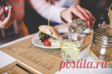 5 причин почему нельзя запивать еду водой.

 
Еда и питье - две вещи, которые нередко употребляются одновременно. 

 
Однако, не все продукты можно запивать водой. 

 
В этой статье мы рассмотрим 5 причин почему нельзя запивать еду водой.

 
1. Замедление пищеварения.

 
Одной из основных функций слюны является расщепление пищи на микрочастицы, которые уже готовы для пищеварения.

 
 Когда мы запиваем еду водой, мы растворяем эту слюну и усложняем процесс расщепления еды. ...