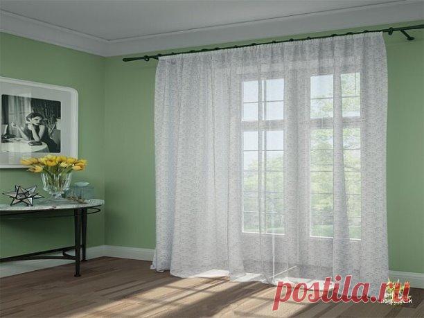 Стирку тюля следует проводить, не реже одного раза в месяц, так вам будет проще справится с его загрязнениями.
Порядок реанимирования:
 Снимаем тюль и вытряхиваем на балконе или улице
Затем переходим к замачиванию занавесок 
Нам понадобится 2 десертных ложки уксуса, таз, стакан соли. 
Размешиваем составляющие раствора в трех литрах воды
Опускаем в него тюль
Оставляем на ночь
С утра полощем и развешиваем влажную занавеску
Пока мы спали, полотно волшебным образом, без наших ...