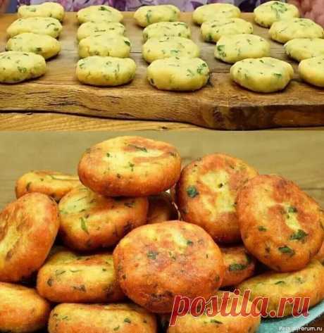 Вкусные и хpустящие каpтофельные котлетки Ингредиенты:3 картофеля, очищенные и нарезанные кубиками2 стакана воды (примерно 500 мл)1 луковица, мелко нарезанная3 зубчика чеснока, измельченныхПучок кориандра и петрушки, нарезанный1/2 чайной ложки хлопьев чили (по желанию)1,5 стакана манной крупыСоль по вкусуРастительное масло для...