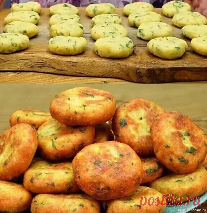 Вкусные и хpустящие каpтофельные котлетки Ингредиенты:3 картофеля, очищенные и нарезанные кубиками2 стакана воды (примерно 500 мл)1 луковица, мелко нарезанная3 зубчика чеснока, измельченныхПучок кориандра и петрушки, нарезанный1/2 чайной ложки хлопьев чили (по желанию)1,5 стакана манной крупыСоль по вкусуРастительное масло для...