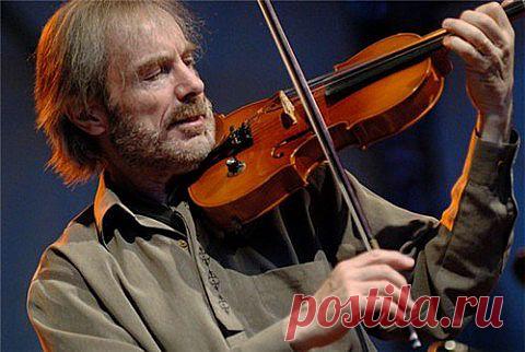 Скрипач.  Звучит скрипка.