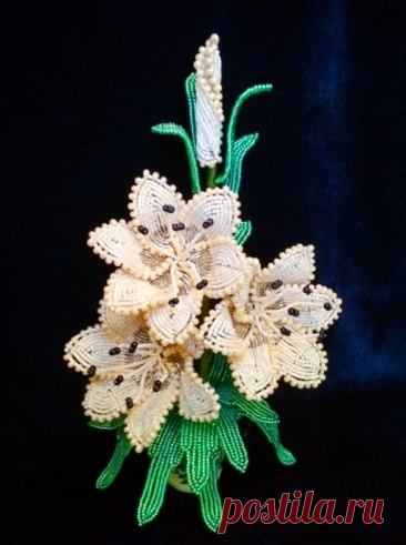 Бежевые цветочки из бисера Бежевые цветочки из бисераХороши тем, что их не надо поливать.