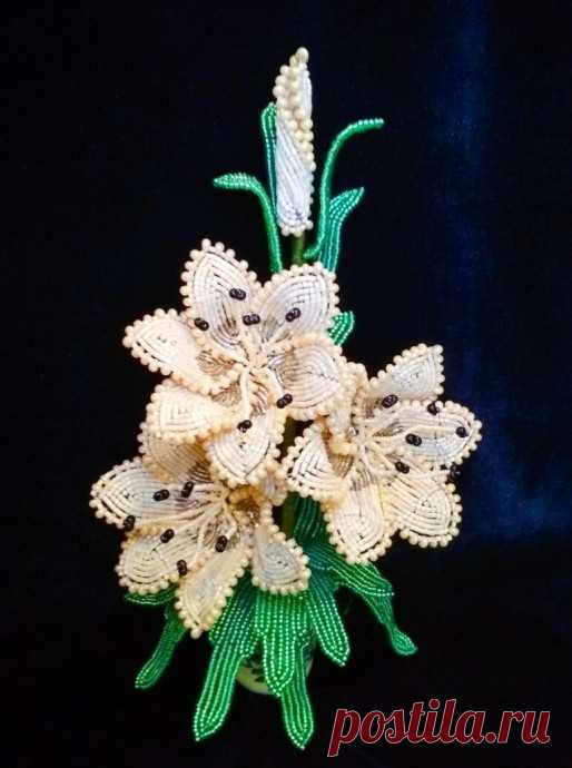 Бежевые цветочки из бисера Бежевые цветочки из бисераХороши тем, что их не надо поливать.