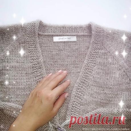 Цельновязанная планка - это как?
vol_na_knit
Задавали мне вопрос  ⠀ Это просто! ⠀ Вяжется сразу с изделием. Вы, как обычно, рассчитываете петли для реглана. При вязании кардигана регланом сверху мы набираем только петли рукавов и спинки. А петли переда постепенно вводим в вязание, тем самым формируя V-образный вырез. ⠀ Вам нужно определиться с шириной планки (из скольки петель будет планка). И связать часть планки (на фото 2 - отрезок между двумя красными линиями) Набирать...