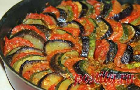 Классический рататуй в духовке - Вкусные идеи Классический рататуй в духовке придумали на юге Франции, где почти круглый год свежие овощи растут и зреют в изобилии. Название «рататуй» можно дословно
