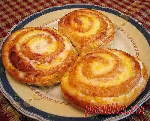 Творожные завитушки в сметанной заливке

Сказать что это вкусно — это ничего не сказать — это просто фантастически, нереально вкуcно!!!

В этом рецепте творожные завитушки сразу же после выпечки заливают сметанной заливкой, плотно укупоривают и в таком виде оставляют до полного остывания. В результате завитушки получаются такими волшебно мягкими, пропитанными сметанкой (не прочтите мокрыми, вовсе нет!), а в доме стоит такой умопомрачительный АРОМАТ!!! Описывать бесполезно,...