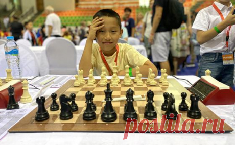 Восьмилетний российский шахматист выиграл первую партию на ЧМ по рапиду. Роман Шогджиев черными фигурами победил 28-летнего Жахонгира Вахидова из Узбекистана, который является чемпионом Всемирной шахматной олимпиады 2022 года