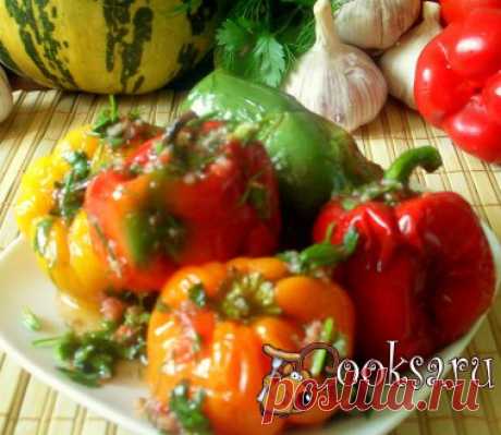 Закуска из перцев по-армянски Вкусная, ароматная, островатая закуска из болгарского перца.Готовится просто, а результат отличный! Перец болгарский (небольшой) — 0,6-0,7 кг; Чеснок — 8 зуб.; Масло растительное (около) — 0,25 стак.; Помидор — 2 шт; Зелень (кинза, петрушка) — 2 пуч.; Соль — 1 ст.л.; Лимонный сок (или 3% уксус) — 0,5 стак.; Сахар — 2 ст.л.; Перец черный (молотый; по вкусу) ;