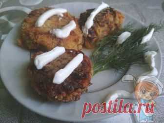 Весьма пикантными являются капустные котлеты без мяса с сыром и манкой. Вегетарианцы могут кушать их с удовольствием, любители мяса использовать в качестве гарнира. Дети никогда не определят, что мама использовала капусту вместо мясного фарша.