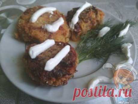 Весьма пикантными являются капустные котлеты без мяса с сыром и манкой. Вегетарианцы могут кушать их с удовольствием, любители мяса использовать в качестве гарнира. Дети никогда не определят, что мама использовала капусту вместо мясного фарша.