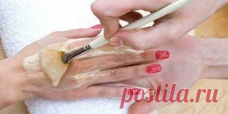 Мазь &quot;Ухоженные ручки&quot; - убирает морщины, пигментные пятна и трещины на руках.
 Сначала растворяем в 1 л теплой воды 2 ст.л. соли и держим в этом растворе руки 10 минут. 
Затем, не смывая его, промакиваем ладони и смазываем их мазью (1 яичный желток + 1 ст.л. меда + 1 ст.л. растительного масла), смываем через 20 минут.
Эффект замечательный: кожа рук становится мягкой, эластичной и трещины проходят буквально за 3-4 дня!