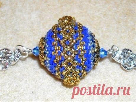 Rivestire al peyote una sfera da 20 mm con delica 10/0 e semplice decorazione .