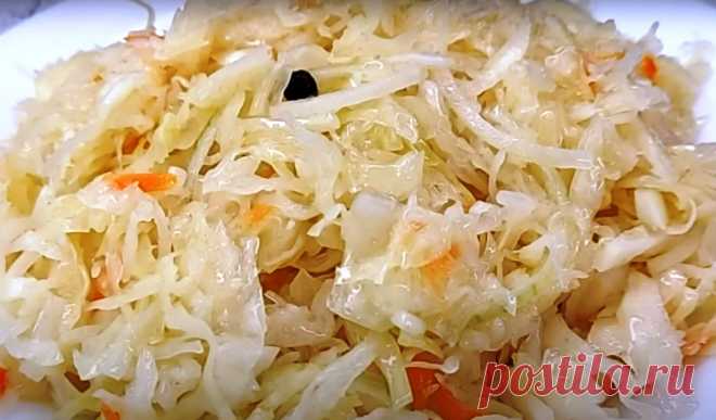 Квашеная капуста без сахара и воды. Бабушка рассказала все секреты приготовления Квашеная капуста — это не только традиционное русское блюдо, но и продукт с глубокими корнями, который широко распространён в различных культурах. Этот способ консервирования свежих овощей известен с древнейших времен и пользуется популярностью благодаря своим полезным свойствам, вкусовым качествам и простоте приготовления. Квашеная капуста также популярна за счет питательных свойств. Она явля...