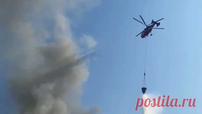 Пожарные с помощью вертолета остановили огонь у трех населенных пунктов Крыма. При тушении пожара в Симферопольском районе Крыма спасатели не позволили огню добраться до трех населенных пунктов. Об этом сообщает региональное управление МЧС. По данным ведомства, для этого к борьбе с огнем привлекли свыше 200 ...