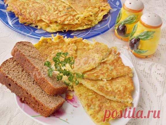 Тёртая картошка с яйцом на сковороде