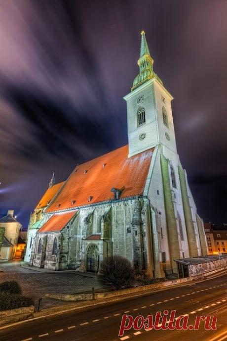 St. Martin's Cathedral, Bratislava, Slovakia 
flickr от Miroslav Petrasko (blog.hdrs  |  Pinterest: инструмент для поиска и хранения интересных идей