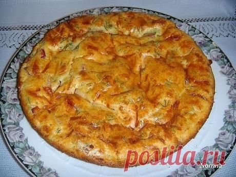 Пирог к завтраку
Берем:
2 яйца
1/2 ч.ложки соли
1,5 ч. ложки разрыхлителя
1 стакан кефира (у меня кефира не оказалось, было только молоко. Проверено, на вкус не влияет)
1 стакан муки
200 гр. сыра
2 сосиски (можно взять колбасу, ветчину, и вообще все то, что завалялось в холодильнике)
зелень (любая)
Итак, яйца растираем с солью, добавляем кефир и разрыхлитель. Перемешиваем. Насыпаем 1 стакан муки (200 гр). Еще раз перемешиваем. Получается тесто как на оладьи. Добавляем нате...