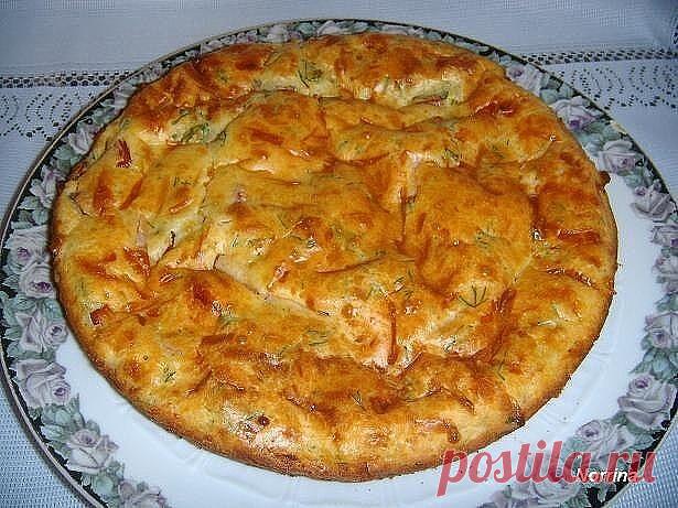 Пирог к завтраку
Берем:
2 яйца
1/2 ч.ложки соли
1,5 ч. ложки разрыхлителя
1 стакан кефира (у меня кефира не оказалось, было только молоко. Проверено, на вкус не влияет)
1 стакан муки
200 гр. сыра
2 сосиски (можно взять колбасу, ветчину, и вообще все то, что завалялось в холодильнике)
зелень (любая)
Итак, яйца растираем с солью, добавляем кефир и разрыхлитель. Перемешиваем. Насыпаем 1 стакан муки (200 гр). Еще раз перемешиваем. Получается тесто как на оладьи. Добавляем нате...