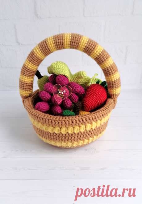 PDF Корзина с фруктами крючком. FREE crochet pattern; Аmigurumi toy patterns. Амигуруми схемы и описания на русском. Вязаные игрушки и поделки своими руками #amimore - фруктовая корзинка, маленькие фрукты в корзине, груша, ягода клубники, лимон, яблоко, вишня на веточке, мандарин, виноград.