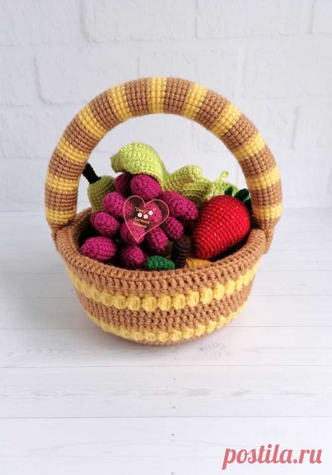 PDF Корзина с фруктами крючком. FREE crochet pattern; Аmigurumi toy patterns. Амигуруми схемы и описания на русском. Вязаные игрушки и поделки своими руками #amimore - фруктовая корзинка, маленькие фрукты в корзине, груша, ягода клубники, лимон, яблоко, вишня на веточке, мандарин, виноград.