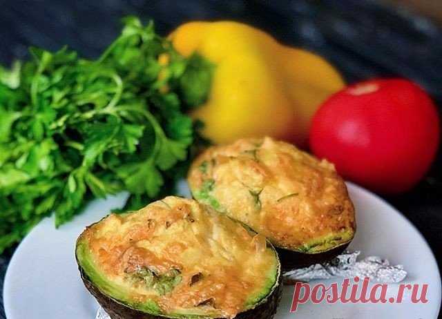 Вкусное и полезное блюдо с авокадо На 100 грамм — 204.45 ккал! Б/Ж/У — 5.9/17.93/4.63 Ингредиенты: 1 авокадо 25 гр сыра 1 яйцо Зелень Приготовление: Разрезаем авокадо пополам, вынимаем