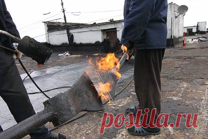 В Москве рабочий заживо сгорел на крыше балкона многоэтажки. Рабочий из Белоруссии заживо сгорел при заливе битума на крыше балкона многоэтажки, расположенной на Ходынском бульваре на севере Москвы. Работы по заливке битума проводились на 11-м этаже. В какой-то момент при нагреве битум воспламенился. 54-летний мужчина загорелся, а его коллега из Донецка сумел спастись.