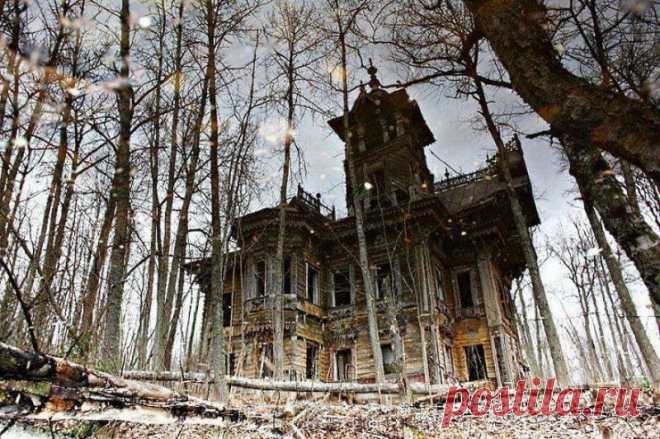 Терем в Асташово, Россия В глухих лесах Костромской области, в исчезнувшей деревне Асташово Чухломского района стоит высокий терем разбогатевшего крестьянина Мартьяна Сазоновича Сазонова. Это именно терем – с башней, балконом, петушками-гребешками – всё как полагается. Ещё одна ожившая русская сказка.Деревянный...