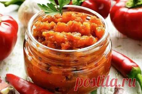 Аджика нежная на зиму - просто и очень вкусно!

Ингредиенты на 7 порций:

Помидор — 2.5 кг 
Морковь — 500 г 
Лук репчатый — 200 г 
Яблоко — 500 г кислых сортов
Перец сладкий красный — 600 г 
Перец красный жгучий — 1 шт. маленький (по желанию)
Масло растительное — 0.5 ст. (200 мл) 
Уксус — 0.4 ст. (200 мл) яблочный 6%
Чеснок — 150 г 
Сахар — 3 ст.л. 
Соль — 3 ст.л. 

Приготовление:

Общее время готовки – 4 часа 30 мин., активное время – 1 час

1. Из этого количества продукт...