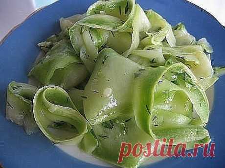 Попробуйте такой замечательный рецептик!
Это удивительное по своему вкусу и приготовлению блюдо я впервые попробовала на пикнике. Одна знакомая угостила нас этой закуской. Естественно, что после первого стола маринованных кабачков в тарелке не осталось совсем, потому что их необычный вкус понравился всем. Потом я приготовила их сама, и снова уже мои знакомые были удивленны вкусом маринованных кабачков.
 
Пока на рынке еще есть молодые кабачки, очень вам советую поспешить п...