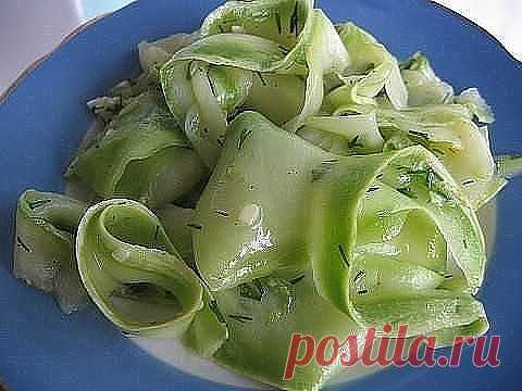 Попробуйте такой замечательный рецептик!
Это удивительное по своему вкусу и приготовлению блюдо я впервые попробовала на пикнике. Одна знакомая угостила нас этой закуской. Естественно, что после первого стола маринованных кабачков в тарелке не осталось совсем, потому что их необычный вкус понравился всем. Потом я приготовила их сама, и снова уже мои знакомые были удивленны вкусом маринованных кабачков.
 
Пока на рынке еще есть молодые кабачки, очень вам советую поспешить п...