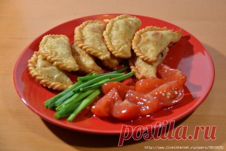 Забавное название: Посикунчики — маленькие пирожки буквально на два укуса Посикунчики - жареные пирожки, которые первый раз я попробовала в Перми. Пирожки миниатюрные, размером с обычный вареник, да и по форме похожи. Откусывать посикунчик надо осторожно, чтобы не забрызгаться горячим соком, который скапливается внутри пирожка во время жарки...