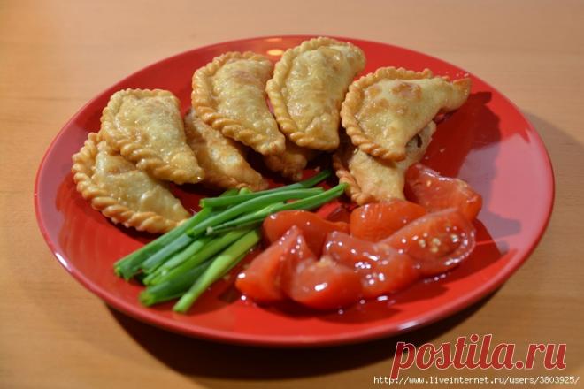 Забавное название: Посикунчики — маленькие пирожки буквально на два укуса Посикунчики - жареные пирожки, которые первый раз я попробовала в Перми. Пирожки миниатюрные, размером с обычный вареник, да и по форме похожи. Откусывать посикунчик надо осторожно, чтобы не забрызгаться горячим соком, который скапливается внутри пирожка во время жарки...