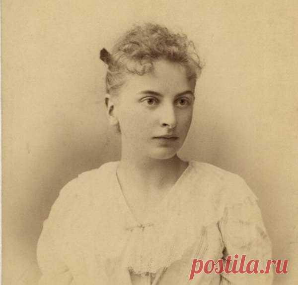 Муза Ленина: Инесса Арманд | Чёрт побери Инесса Арманд была для Владимира Ленина и Надежды Крупской домоуправительницей, секретаршей, переводчицей и другом. Их «тройственный союз» до сих пор вызывает пересуды у историков.   Дочь певца и хористки Инесса Арманд, урожденная Элизабет Пешо д’Эрбенвилль, родилась во Франции. Она была старшей дочерью в семье оперного тенора Теодора Стеффена и хористки русского подданства англо-французского происхождения Натали Вильд. Отец её умер...