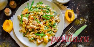 САЛАТ С КУРИЦЕЙ, АБРИКОСАМИ И ГРЕЦКИМИ ОРЕХАМИ