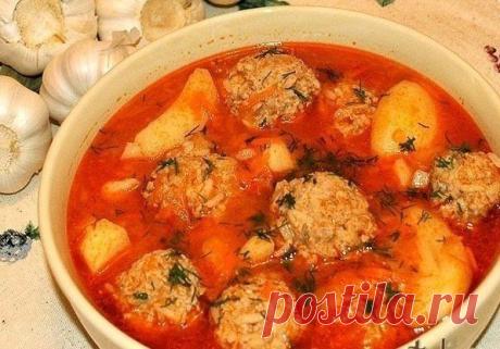 Тефтели с нежным картофелем.