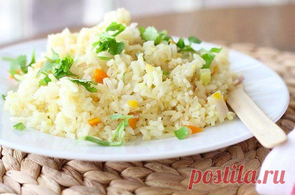 Рис Перекати-поле

Ингредиенты:
Оливковое масло 3 ст. л. 
Рис 2 ст.
Морковь 0,5 ст. 
Сельдерей стеблевой 0,5 ст.
Лук красный 0,5 ст. 
Чеснок 1 ч. л.
Вода 3,5 ст. 
Лимонный сок 2 ст. л.
Шафран 0,3 ч. л. 
Лавровый лист 2 шт.
Кинза 0,3 ст.
