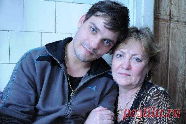 Их сын умер 27 лет назад. В один день в дверь постучал этот парень…